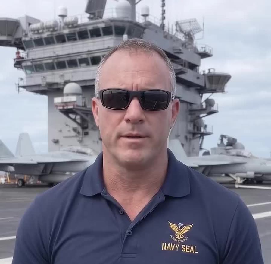 Mike Carter, Navy SEAL de la marine américaine, on an aircraft carrier deck